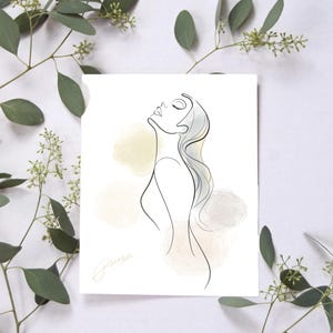Op de afbeelding: Een minimalistische lijntekening van een vrouw met haar hoofd achterover gekanteld, ogen gesloten en lang, vloeiend haar. Het kunstwerk is in zwart-wit met zachte aquarelachtige accenten op de achtergrond. Eucalyptustakken omlijsten de print.