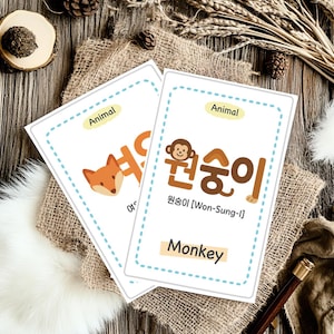 Puede incluir: Dos tarjetas blancas con ilustraciones de animales y texto. Una tarjeta presenta un zorro, la otra un mono. La palabra "Animal" está en la parte superior de cada tarjeta. La tarjeta del mono dice "Monkey" en la parte inferior.