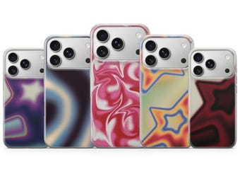 Puede incluir: Cinco fundas para teléfono con diseños abstractos y coloridos. Las fundas presentan una variedad de patrones, incluyendo remolinos rosas y blancos, una forma de estrella y un degradado de azules y verdes. Las fundas tienen un borde transparente.