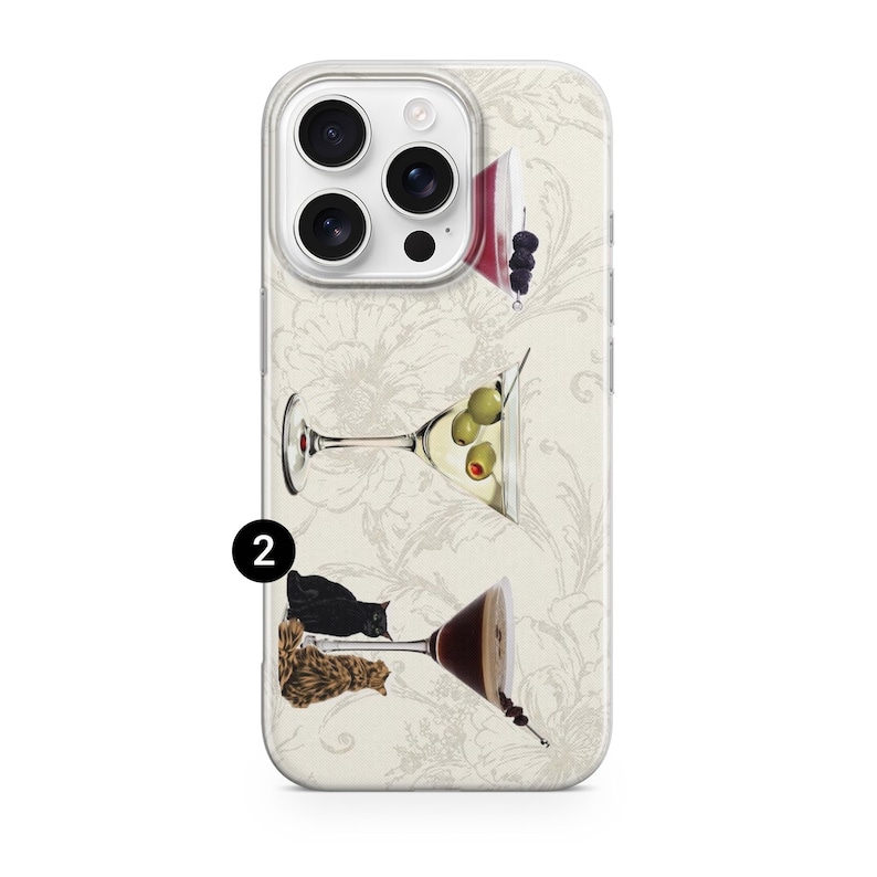 Puede incluir: Una funda de tel&eacute;fono con un estampado floral crema. La funda presenta tres copas de martini, cada una con diferentes contenidos: vino tinto y uvas, aceitunas y un c&oacute;ctel oscuro con un gato. La funda tiene un borde transparente.