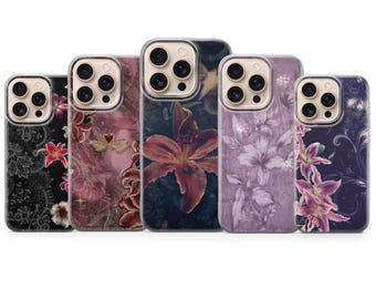 Puede incluir: Cinco fundas para smartphone dispuestas en fila, cada una con un diseño floral distinto. Las fundas muestran varios patrones que incluyen lirios, motivos complejos tipo encaje e ilustraciones botánicas en tonos negro, rosa, morado y rojo.