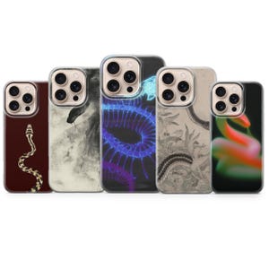 Pode incluir: Uma coleção de cinco capas de telemóvel com designs únicos de cobras. As capas apresentam vários estilos artísticos, incluindo um esqueleto de cobra, uma ilustração em aquarela e um padrão de serpente detalhado. Cada capa tem uma borda transparente e um recorte para a câmara.
