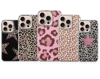 Puede incluir: Una colección de cinco fundas para teléfono con varios diseños de estampado animal y estrellas. Las fundas presentan una mezcla de colores negro, rosa y marrón. Las fundas están diseñadas para adaptarse a un teléfono inteligente.