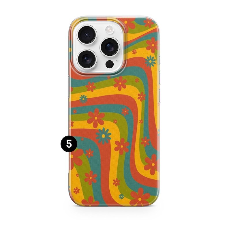 Pode incluir: Uma capa de telefone transparente com um design retro colorido. A capa apresenta um padr&atilde;o ondulado de listras laranja, amarelo, verde e azul-petr&oacute;leo, adornado com pequenas flores laranja e amarelas. O n&uacute;mero 5 est&aacute; impresso em preto no canto inferior esquerdo.