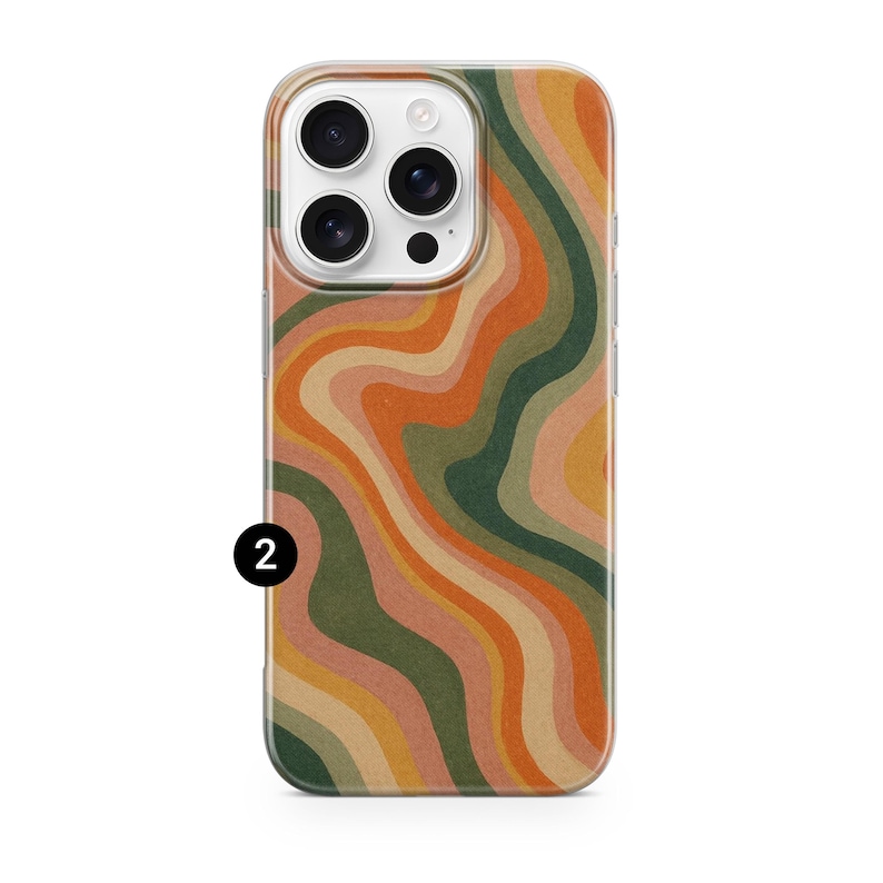 Pode incluir: Uma capa de smartphone com um padr&atilde;o ondulado retr&ocirc; em tons de laranja, verde e bege. A capa tem uma borda transparente e um recorte para a c&acirc;mera. O n&uacute;mero 2 est&aacute; impresso em preto no canto inferior esquerdo.