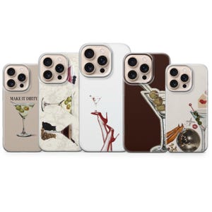 Pode incluir: Uma coleção de cinco capas de telefone com designs temáticos de martini. As capas apresentam ilustrações de taças de martini, azeitonas e o texto "MAKE IT DIRTY". A paleta de cores inclui bege, branco e castanho.