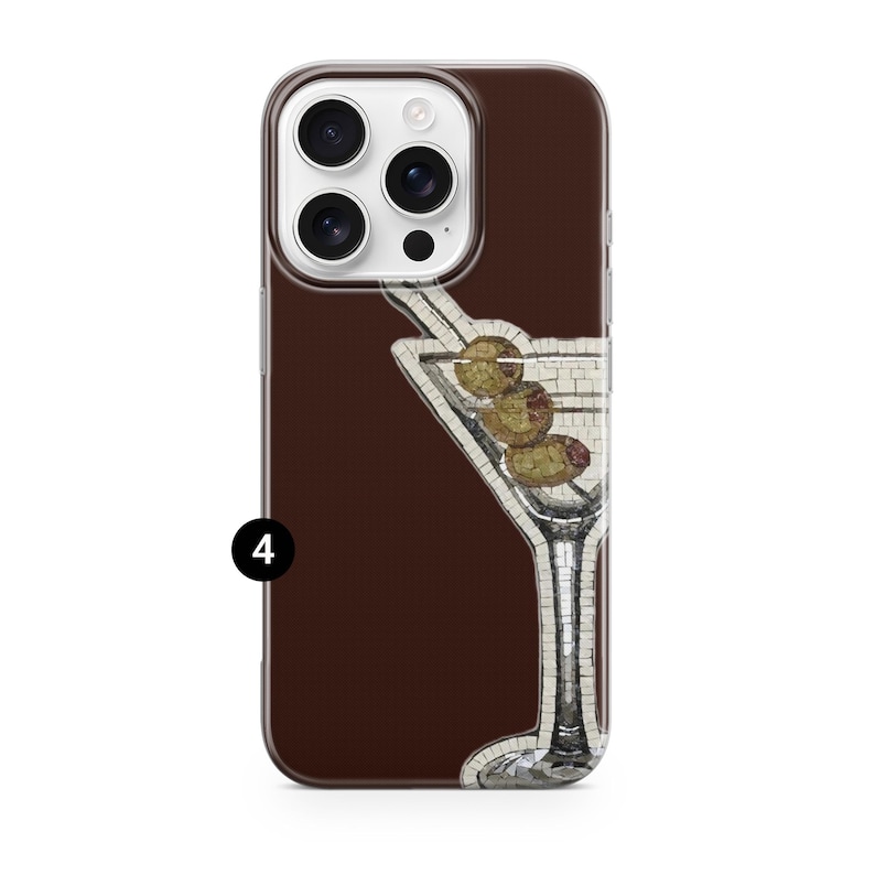 Puede incluir: Funda de tel&eacute;fono marr&oacute;n con un dise&ntilde;o de copa de Martini al estilo mosaico, con aceitunas. La funda tiene un fondo marr&oacute;n oscuro y un borde transparente. La copa de Martini est&aacute; hecha de azulejos blancos y grises.