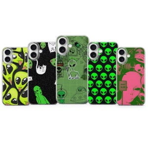 Peut inclure: Une collection de cinq coques de téléphone sur le thème des extraterrestres. Les coques présentent divers motifs, notamment des extraterrestres verts sur fond noir, une coque noire avec des illustrations de chats et d'extraterrestres blancs, et une coque verte avec un extraterrestre et un OVNI.