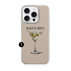 Puede incluir: Funda de tel&eacute;fono beige con un dise&ntilde;o de copa de martini y el texto "MAKE IT DIRTY". La copa contiene un l&iacute;quido transparente y tres aceitunas verdes. La funda tiene un borde transparente.