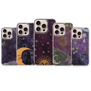 Op de afbeelding: Een verzameling van vijf telefoonhoesjes met hemelse ontwerpen. Elk hoesje heeft een ander ontwerp, waaronder manen, sterren, zonnen en een zwarte kat. De hoesjes hebben een transparante rand en een donkerpaarse achtergrond.