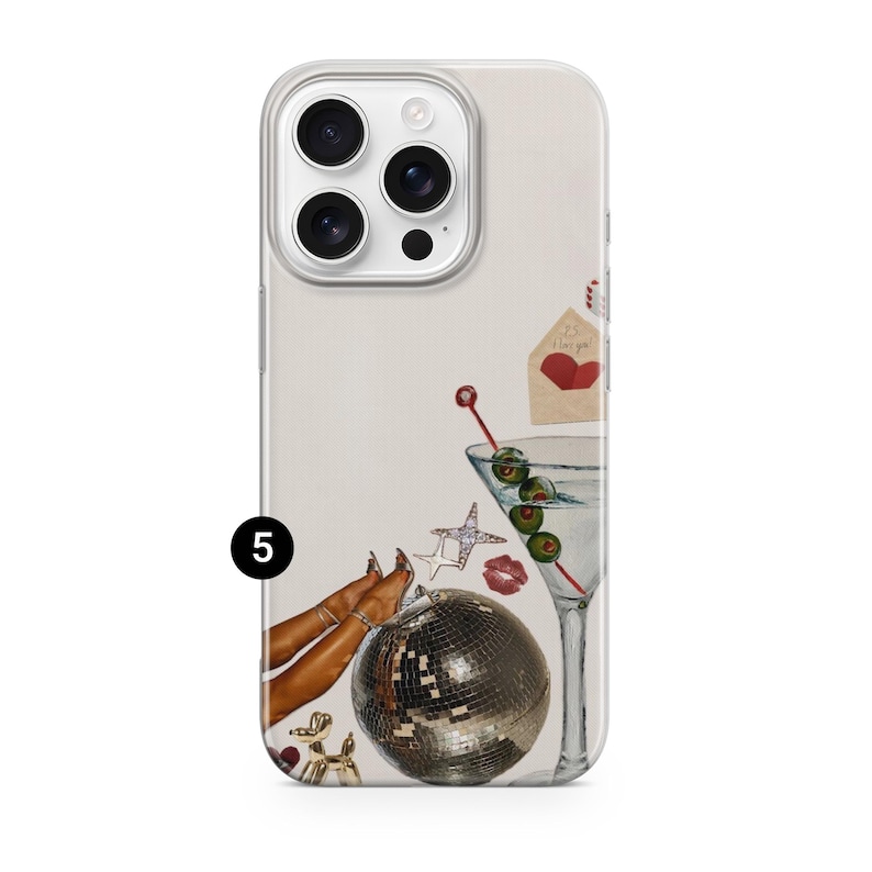 Puede incluir: Una funda de tel&eacute;fono con un collage de ilustraciones. El dise&ntilde;o incluye una copa de martini con aceitunas, una bola de discoteca, un coraz&oacute;n rojo, una estrella y un par de piernas con u&ntilde;as largas. La funda tiene un borde transparente.