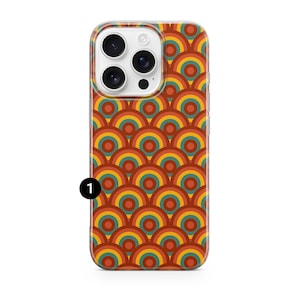 Pode incluir: Uma capa de telem&oacute;vel com um design retro. A capa apresenta um padr&atilde;o repetitivo de semic&iacute;rculos conc&ecirc;ntricos coloridos em tons de laranja, amarelo, verde e azul. A capa tem uma borda transparente e um recorte para a c&acirc;mara.
