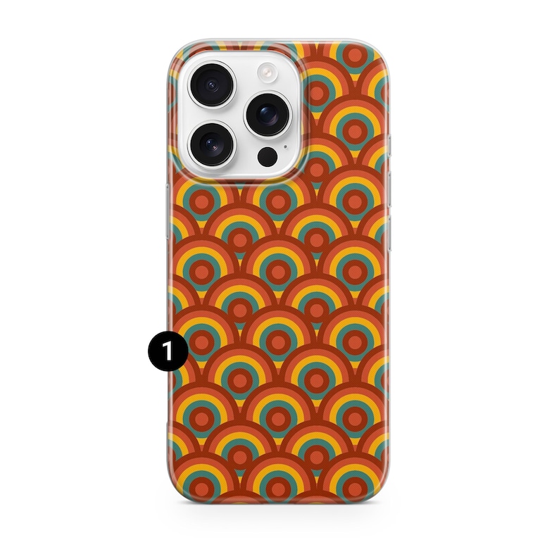 Pode incluir: Uma capa de telem&oacute;vel com um design retro. A capa apresenta um padr&atilde;o repetitivo de semic&iacute;rculos conc&ecirc;ntricos coloridos em tons de laranja, amarelo, verde e azul. A capa tem uma borda transparente e um recorte para a c&acirc;mara.