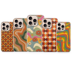 Pode incluir: Uma cole&ccedil;&atilde;o de cinco capas de telem&oacute;vel com designs de inspira&ccedil;&atilde;o retro. As capas apresentam padr&otilde;es vibrantes, incluindo linhas onduladas, motivos florais e c&iacute;rculos conc&ecirc;ntricos em tons de laranja, amarelo, verde e castanho. Cada capa tem uma borda transparente.