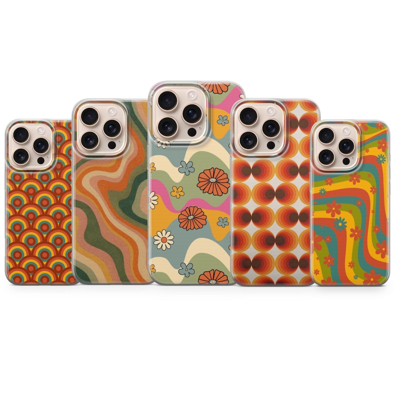 Pode incluir: Uma cole&ccedil;&atilde;o de cinco capas de telem&oacute;vel com designs de inspira&ccedil;&atilde;o retro. As capas apresentam padr&otilde;es vibrantes, incluindo linhas onduladas, motivos florais e c&iacute;rculos conc&ecirc;ntricos em tons de laranja, amarelo, verde e castanho. Cada capa tem uma borda transparente.