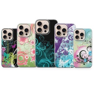 Puede incluir: Cinco fundas para smartphone dispuestas en fila, cada una con un diseño decorativo distinto. Los patrones incluyen motivos florales, remolinos y formas abstractas en vibrantes paletas de colores negro, verde, rosa, turquesa y morado.