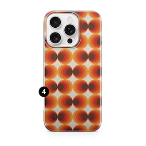 Pode incluir: Capa de telefone transparente com um padr&atilde;o retr&ocirc; de c&iacute;rculos conc&ecirc;ntricos em tons de laranja, marrom e amarelo. A capa tem um acabamento brilhante e um recorte para a c&acirc;mera. O design se repete na parte de tr&aacute;s.