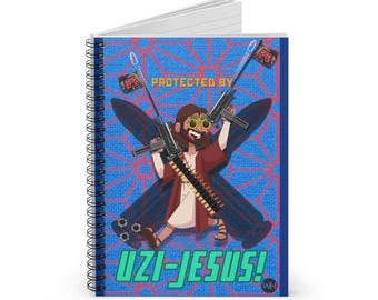 Puede incluir: Cuaderno de espiral con una cubierta azul. La cubierta presenta una ilustración de dibujos animados de una figura con gafas de sol y barba sosteniendo dos ametralladoras. También se ve el texto "PROTECTED BY" y "UZI-JESUS!".