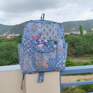 Blauwe katoenen gewatteerde rugzak met bloemen | Boho patchwork reisschooltas