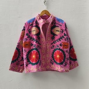 Giacca in velluto ricamata Suzani fatta a mano rosa — Cappotto invernale boho — Kimono in velluto floreale verde