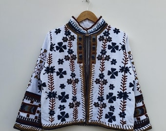 Chaqueta de terciopelo bordada Suzani hecha a mano: abrigo bohemio para festivales.