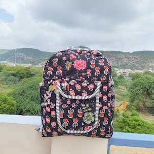 Mochila de algodón acolchada con estampado a mano, mochila patchwork, bolso de viaje bohemio, mochila para portátil hecha a mano.