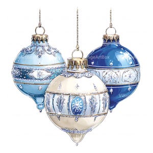 Puede incluir: Tres adornos navideños colgantes en tonos azules y blancos. Los adornos tienen diseños intrincados, incluyendo copos de nieve y patrones florales, con tapas de metal dorado y cadenas colgantes. Los adornos son una decoración festiva.
