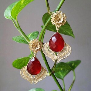Boucles d'oreilles pendantes rouge rubis / Pendentifs en filigrane de feuilles dorées / Bijoux élégants faits main