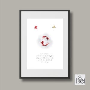 Peut inclure: Impression d'art encadrée avec un motif aquarelle de deux carpes koï rouges nageant en cercle. L'impression comprend des caractères chinois et le texte "L'amour et la paix sont comme des jumeaux."
