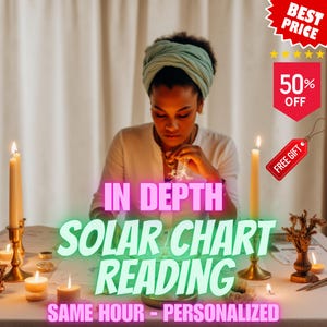 Op de afbeelding: Een persoon die een zonnekaartlezing uitvoert met brandende kaarsen. De tekst op de afbeelding luidt "IN DEPTH SOLAR CHART READING SAME HOUR - PERSONALIZED". Er is een "FREE GIFT"-label en een "50% OFF"-promotie.