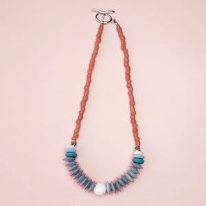 Boho hösthalsband, handgjorda smycken för kvinnor med dämpat rosa Java-glas och återvunna Ashanti-pärlor, unik hantverkspresent till henne