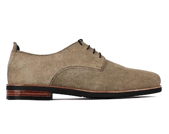 Zapatos Oxford de cuero bicolor hechos a mano, blanco y negro, con cordones.