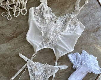Braut Dessous Set weiß – Hochzeit Spitzen Body mit Strümpfen | Sexy Flitterwochen Dessous für die Braut | Schiere Korsett Set für Boudoir