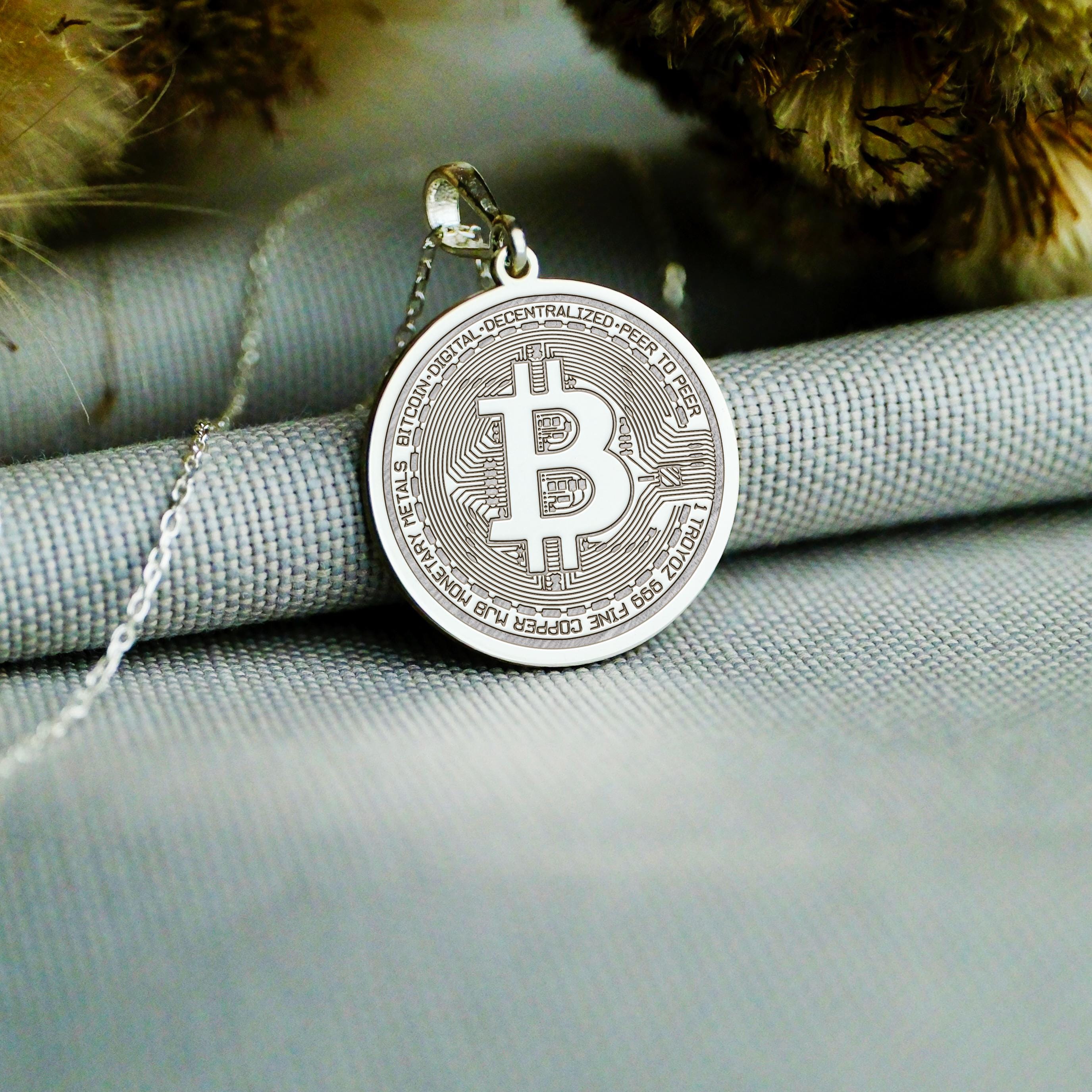 14Kソリッドゴールド - ビットコインペンダントネックレス：モダンな 