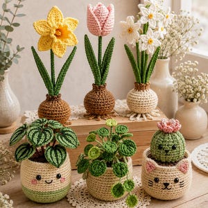 Peut inclure: Un ensemble de six objets crochetés comprenant trois fleurs avec bulbes et trois plantes en pot. Les fleurs sont une jonquille jaune, une tulipe rose et des narcisses blancs. Les trois plantes en pot présentent des visages souriants.