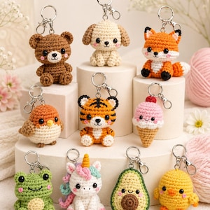Peut inclure: Une collection de dix petits porte-clés en crochet représentant divers personnages, dont un ours brun, un chiot crème, un renard orange, un oiseau rond, un tigre, un cornet de glace, une grenouille verte, une licorne, un avocat et un poussin jaune.