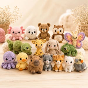 Peut inclure: Une collection de petites figurines amigurumi crochetées à la main, incluant un axolotl, un phoque, un ours, un hibou, un papillon, une tortue, une girafe, un lapin, un caméléon, une pieuvre, un canard, un capybara, un chat et un calopsitte.