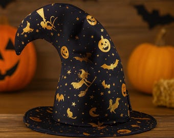 Puede incluir: Un sombrero de bruja negro de Halloween con ala ancha y copa puntiaguda. El sombrero está decorado con murciélagos, estrellas, calabazas y siluetas de brujas doradas. El sombrero está sobre una superficie de madera, con calabazas al fondo.