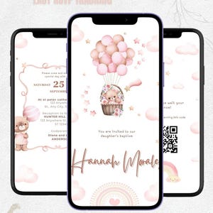 Peut inclure: Trois smartphones affichant une invitation d'anniversaire personnalisable avec un code QR pour le suivi des RSVP. Le design présente un ours en peluche dans une montgolfière, des ballons roses et le texte "Hannah Morale".