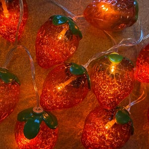 Luzes de fada de morango | Decoração fofa e estética para o quarto | Cordão de luzes LED quentes, iluminação para dormitórios e quartos, funciona com bateria, 10 LEDs