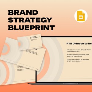 Puede incluir: Un ordenador portátil que muestra una presentación titulada "BRAND STRATEGY BLUEPRINT". La presentación incluye texto y gráficos, con un icono de Google Docs. Varias tarjetas están esparcidas alrededor del portátil.