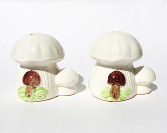 Juego de salero y pimentero de cerámica vintage de los años 70 con forma de seta y rana • Decoración de cocina retro con setas en 3D estilo kitsch