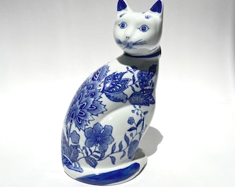 Figura de gato de porcelana Baum Bros: Estatua de gatito de cerámica con estampado floral de estilo chinoiserie azul