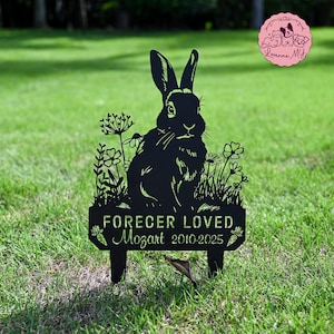 Peut inclure: Piquet de jardin en métal noir avec une silhouette de lapin et des détails floraux. Le panneau indique "FOREVER LOVED Mozart 2010-2025". Conçu pour l'extérieur, il sert de mémorial pour un animal de compagnie.