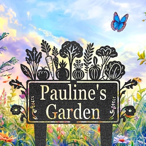 Puede incluir: Letrero de jardín de metal negro con el texto "Pauline's Garden" y una parte superior decorativa con siluetas de verduras y plantas. Una mariposa azul revolotea en el fondo, con una colorida escena de jardín.
