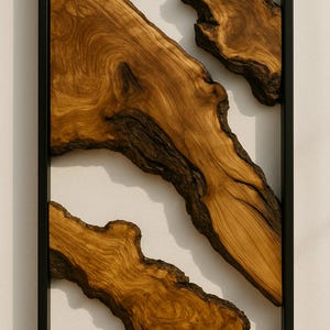 Arte de pared de madera natural hecho a mano con diseño de bordes naturales en marco negro. Decoración rústica de madera orgánica para interiores modernos o bohemios.