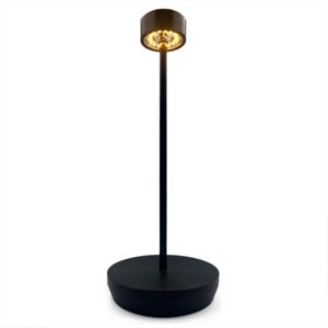 Peut inclure: Une lampe de table noire moderne avec un abat-jour cylindrique et une tige fine. La lampe a une base circulaire et émet une lumière chaude et accueillante. La lampe est conçue pour une utilisation en intérieur.