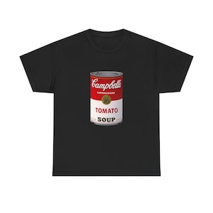 以下が含まれることがあります： 黒いTシャツに、キャンベルのトマトスープ缶のグラフィック。缶は赤、白、金で、キャンベルのロゴと「Tomato Soup」の文字が特徴です。クラシックで認知度の高いデザインです。