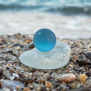 Echter himmelblauer Seeglasmurmel mit Ständer - Einzigartiges Küstendekor & Bastelzubehör