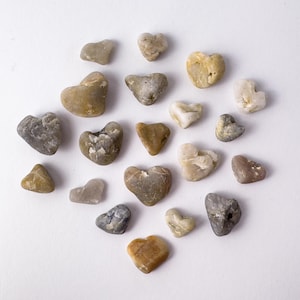 20 Heart-Shaped Quartz Beach Stones 3/5&quot; - 1&quot;,  Natural Black Sea Pebbles for Jewelry, Crafts & Decor